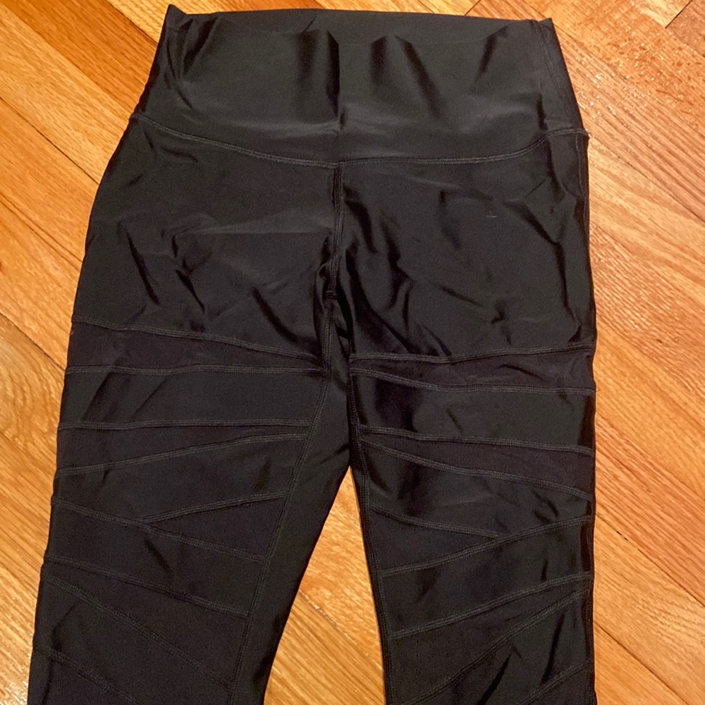 Black cropped LuLu leggings